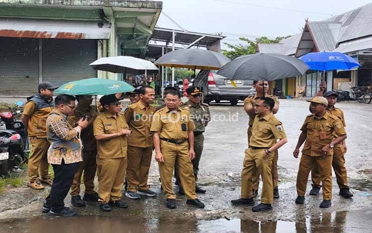 Hujan Tak Hentikan Fairid Naparin Tinjau Penataan Pasar di Awal Tahun 2026