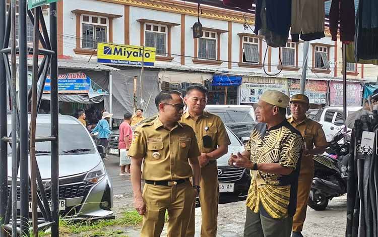 Fairid Naparin Cek Lapangan, Konsultasi Pedagang untuk Penataan Pasar di Palangka Raya