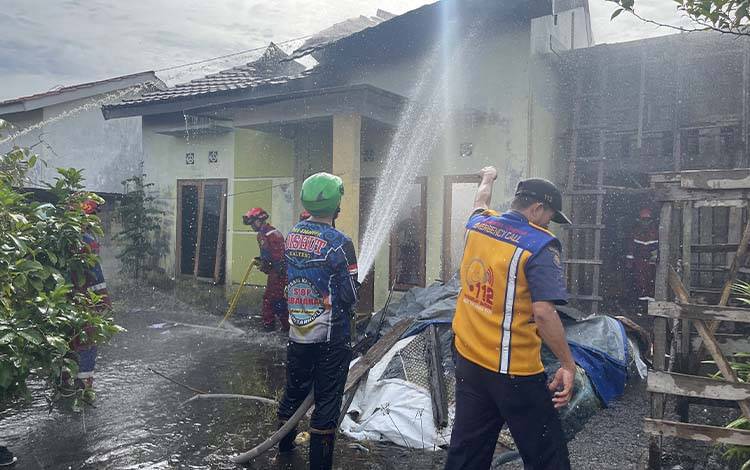 Tim gabungan saat melakukan pendinginan rumah terbakar di Jalan Markus Paul Palangka Raya. (Foto : PATHUR)