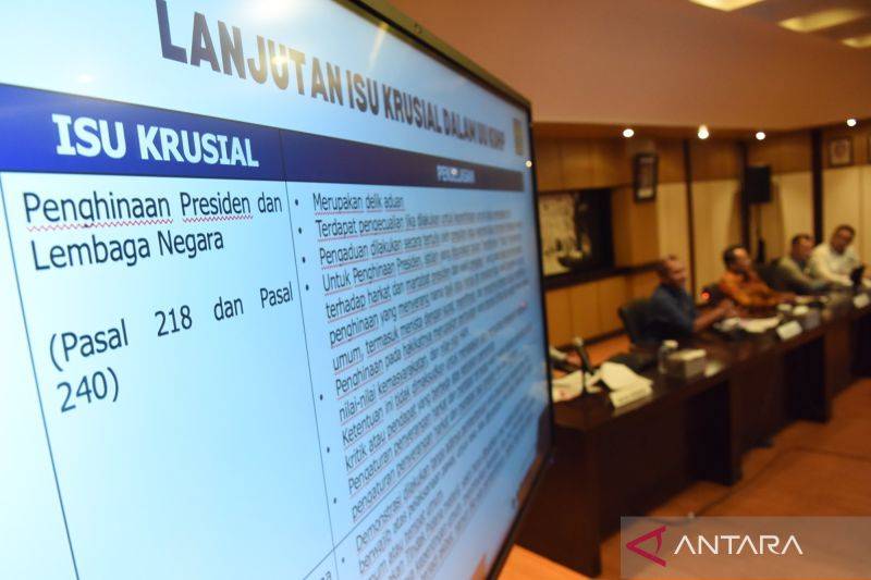 Menteri Hukum Supratman Andi Agtas (kedua kiri) bersama Wakil Menteri Hukum Edward Omar Sharif Hiariej (kiri), Dirjen Peraturan Perundang-Undangan Kementerian Hukum Dhahana Putra (kedua kanan), dan anggota Tim Ahli KUHP Nasional Albert Aries (kanan) memberikan keterangan dalam konferensi pers terkait pemberlakuan UU KUHP, UU KUHAP, dan UU Penyesuaian Pidana yang baru di Gedung Sekretariat Jenderal Kementerian Hukum, Jakarta, Senin (5/1/2026). Konferensi pers tersebut membahas isu-isu krusial dal