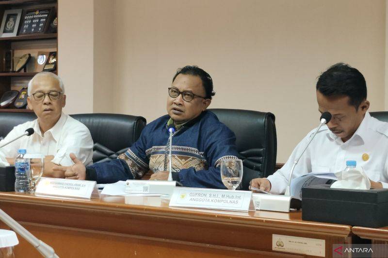 Anggota Komisi Kepolisian Nasional (Kompolnas) Mochammad Choirul Anam (tengah) berbicara dalam konferensi pers di Gedung Kompolnas, Jakarta Selatan, Senin (5/1/2026). (ANTARA/Nadia Putri Rahmani)