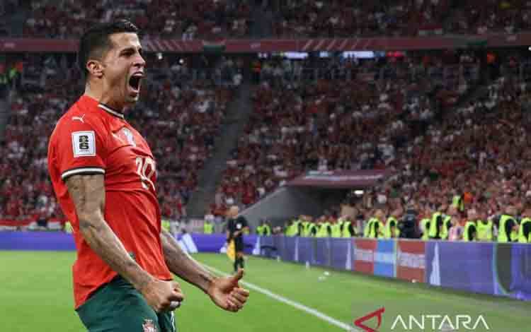 Pesepak bola Portugal Joao Cancelo melakukan selebrasi usai mencetak gol ke gawang Hungaria pada pertandingan Grup F Kualifikasi Piala Dunia 2026 di Puskas Arena, Budapest, Hungaria, Rabu (10/9/2025) dini hari WIB. Portugal mengalahkan Hungaria dengan skor 3-2. ANTARA FOTO/Xinhua/Attila Volgyi/tom.