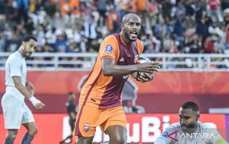 Pesepak bola Borneo FC Samarinda Joel Vinicius (tengah) berselebrasi usai mencetak gol ke gawang PSM Makassar dalam lanjutan BRI Super League 2025/2026 di Stadion Segiri, Samarinda, Kalimantan Timur, Sabtu (3/1/2026). Borneo FC Samarinda mengalahkan PSM Makassar dengan skor 2-1. ANTARA FOTO/M Risyal Hidayat/YU
