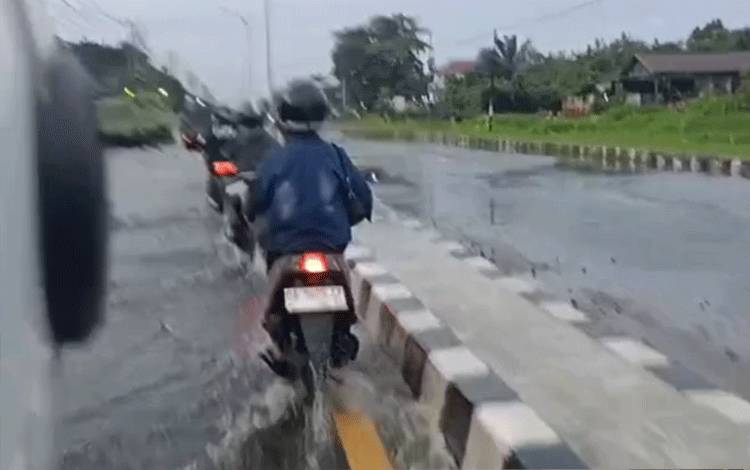 Jalan Trans Kalimantan di Handil Bakti Terendam Banjir, Lalu Lintas Menuju Banjarmasin Melambat