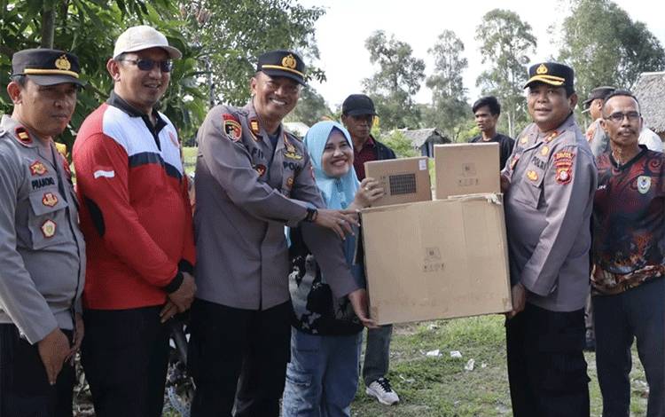 Polres Seruyan Salurkan 101 Unit Lampu Solar Cell untuk Warga di Daerah Belum Terjangkau PLN