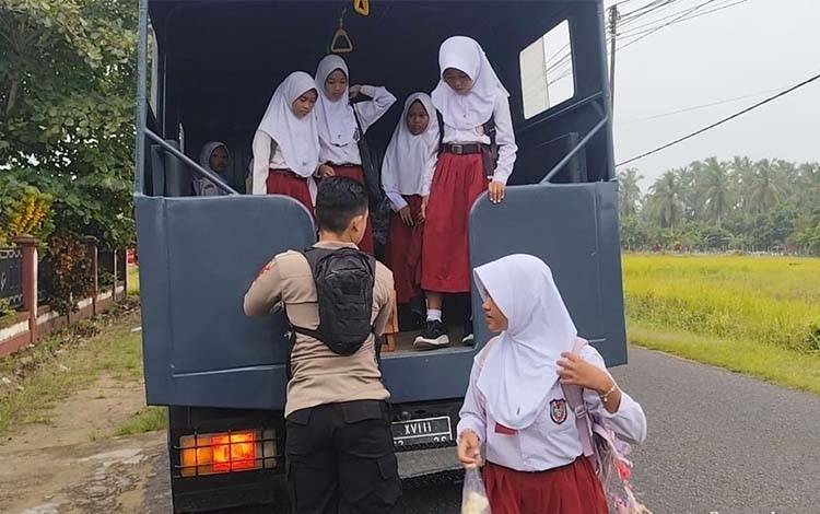 Poltar Sekolah Polres Seruyan Disambut Antusias Pelajar Kuala Pembuang