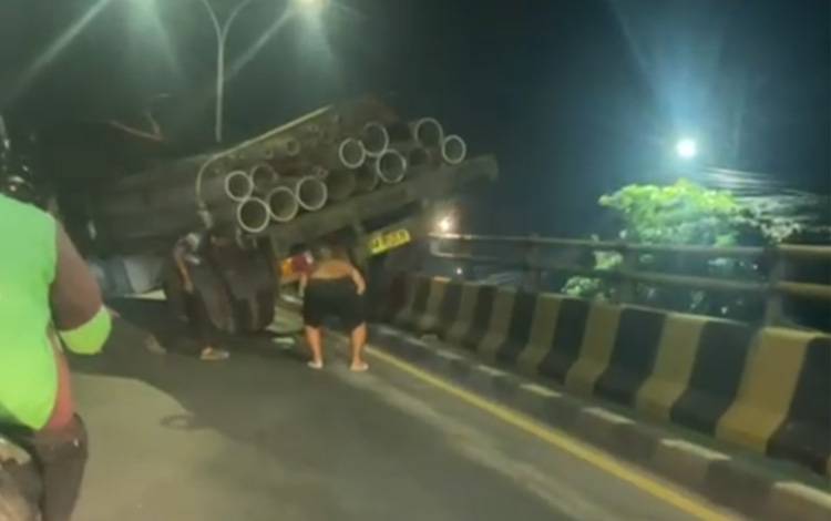 Truk Fuso Miring di Jembatan Kayu Tangi Banjarmasin, Lalu Lintas Sempat Macet dan Buat Pengendara Ngeri