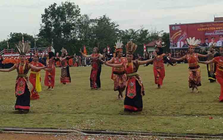 Tarian Kolosal Konfigurasi Seni dan Parade Prestasi Semarakkan HUT ke-73 Kotim