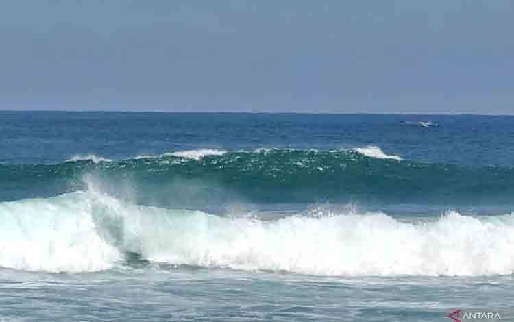 BMKG Peringatkan Gelombang Laut Tinggi Enam Meter Dipicu Siklon Jenna