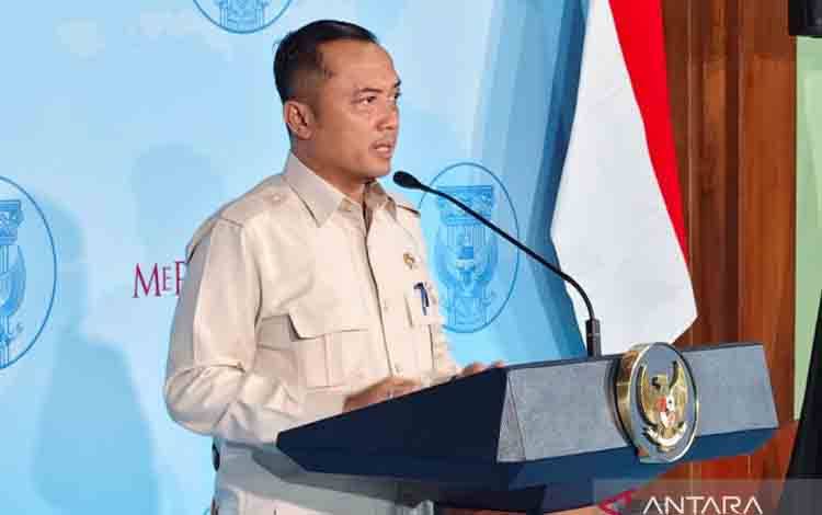 Menteri Sekretaris Negara (Mensesneg) Prasetyo Hadi selepas retret Kabinet Merah Putih di kediaman pribadi Presiden Prabowo Subianto, Padepokan Garuda Yaksa, Hambalang, Kabupaten Bogor, Jawa Barat, Selasa (6/1/2026) malam. (ANTARA/Fathur Rochman)