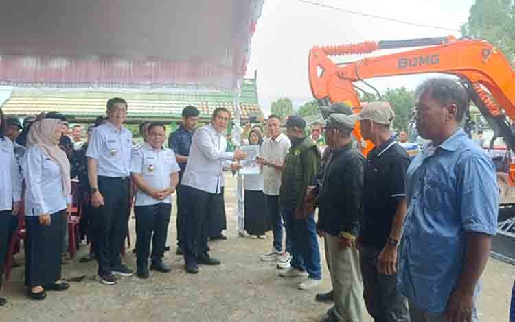 Wabup Serahkan Bantuan Alsintan dari Kementan dan Provinsi Kalteng untuk Petani Pulang Pisau