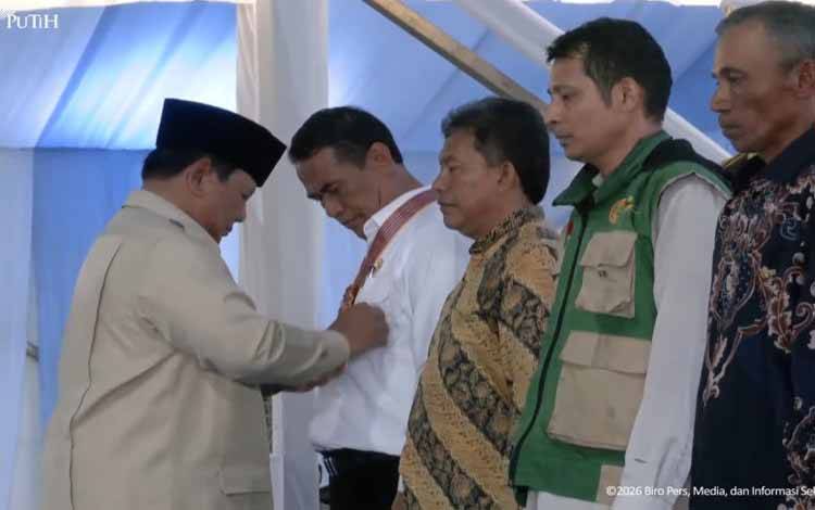 Prabowo Anugerahi Bintang Jasa kepada Amran Hingga Petani di Karawang