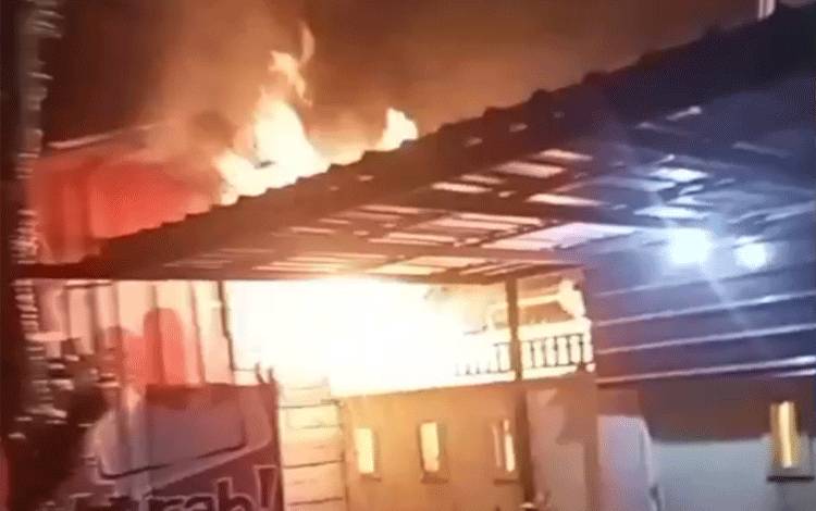 Situasi saat api pertama kali dilaporkan dari bangunan kantin SMAN 7 Banjarmasin, Rabu, 7 Januari 2026. (FOTO: Rescue Bjm)