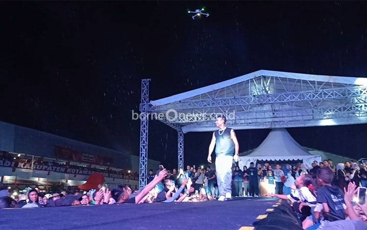 Ribuan masyarakat Kotim saat menyaksikan penampilan Juan Reza, Rabu malam, 7 Januari 2026. (FOTO : DEVI)