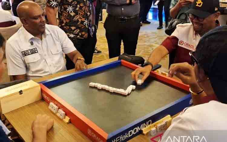 Anggota Federasi Olahraga Domino Nasional (Orado) bermain domino di sela-sela acara Pelantikan Pengurus dan Deklarasi Nasional Orado di Jakarta, Rabu (7/1/2026). (ANTARA/Aditya Ramadhan)