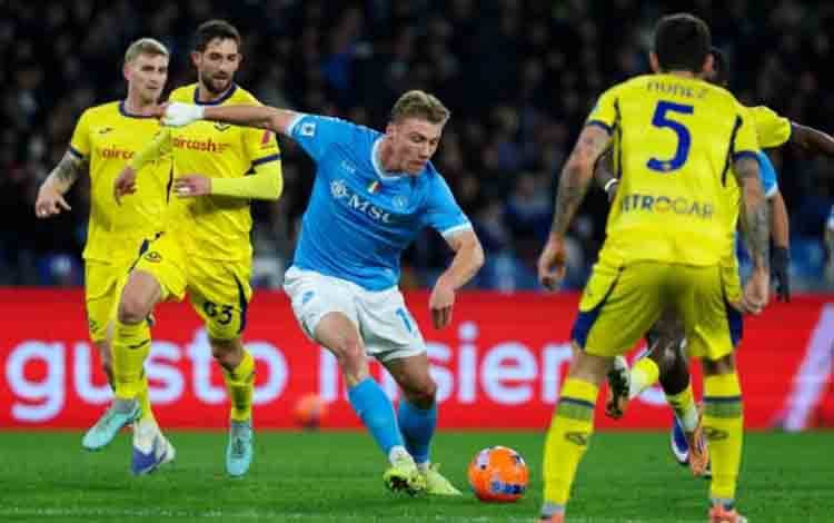 Napoli Gagal Rebut Puncak Klasemen Setelah Imbang 2-2 Lawan Verona