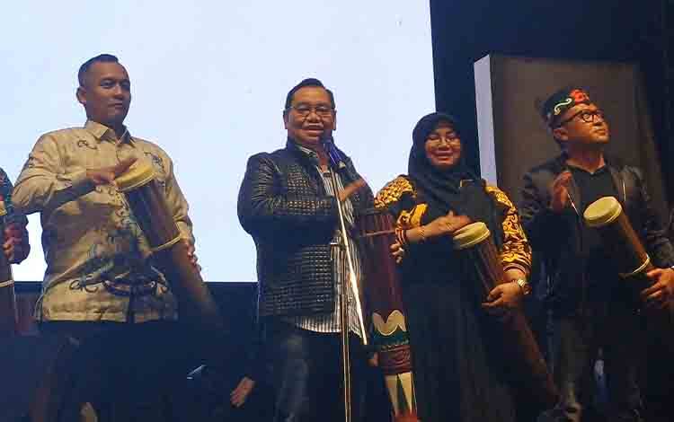 Bupati Kotawaringin Timur Halikinnor saat membuka Sampit Expo 2026, gelora kriya dekranasda kotim, dan festival budaya habaring hurung di Stadion 29 Nopember Sampit, Rabu malam, 7 Januari 2026. (FOTO: DEWIP)