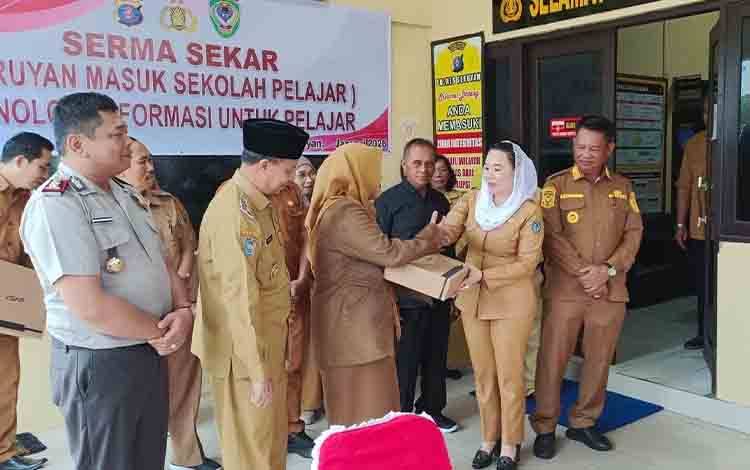 Disdik Apresiasi Polres Seruyan Salurkan Bantuan Laptop ke Sekolah