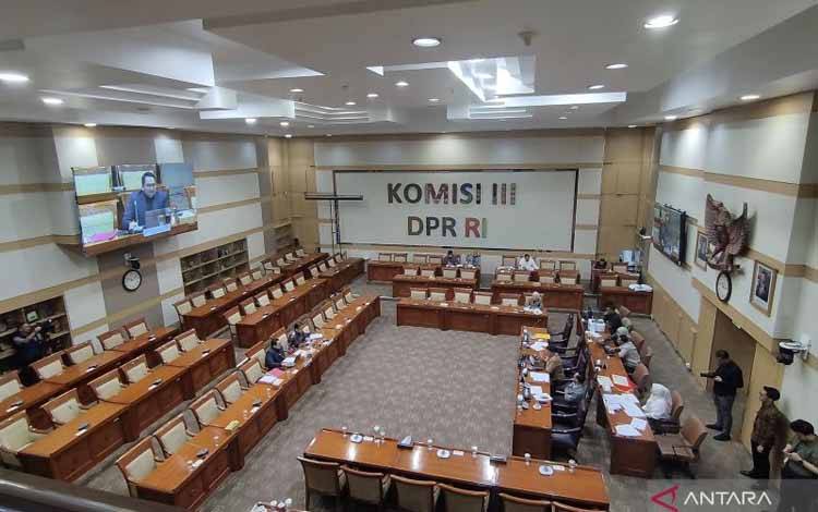 DPR Rapat dengan 2 Pakar Bahas Reformasi Polri saat Masa Reses