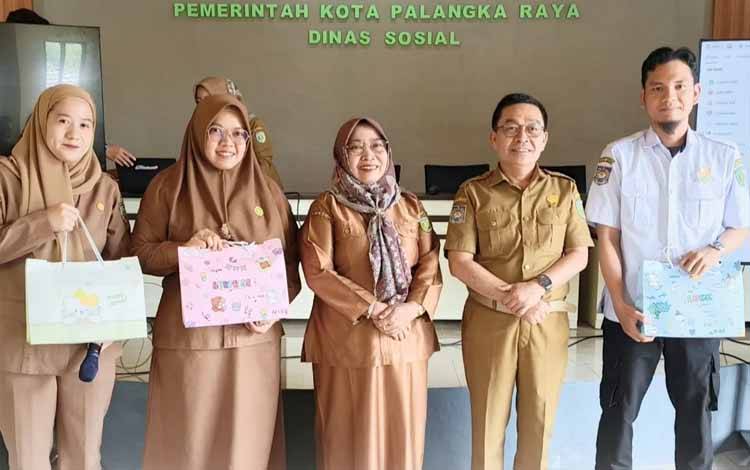 Dinas Sosial Palangka Raya Berikan Penghargaan kepada Tiga Petugas Pelayanan Terbaik