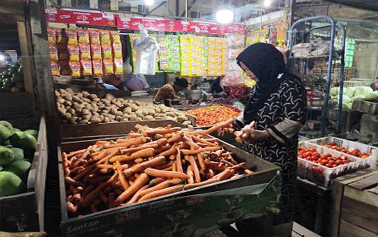 Salah satu warga Sampit saat melakukan pembelian di Pasar Subuh, belum lama ini. (FOTO : Dok DEVI)