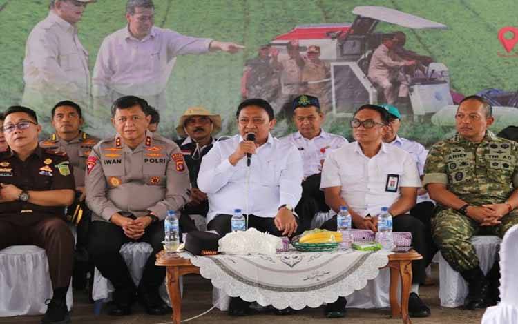 Wakil Gubernur Kalimantan Tengah Edy Pratowo saat memberikan arahan pada kegiatan Panen Raya sekaligus Pengumuman Swasembada Pangan bersama Presiden Republik Indonesia Prabowo Subianto. (FOTO:THQ)