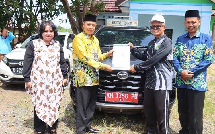 Wabup Seruyan Serahkan Hibah Kendaraan Dukung Layanan Kemenag