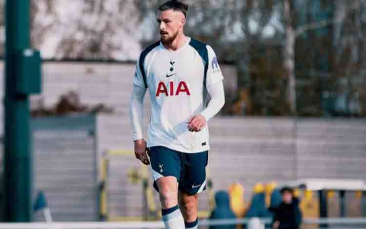 Pemain Tottenham Hotspurs, Radu Dragusin. Tottenham Hotspurs