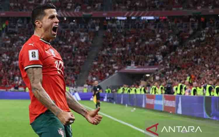 Pesepak bola Portugal Joao Cancelo melakukan selebrasi usai mencetak gol ke gawang Hungaria pada pertandingan Grup F Kualifikasi Piala Dunia 2026 di Puskas Arena, Budapest, Hungaria, Rabu (10/9/2025) dini hari WIB. Portugal mengalahkan Hungaria dengan skor 3-2. ANTARA FOTO/Xinhua/Attila Volgyi/tom.