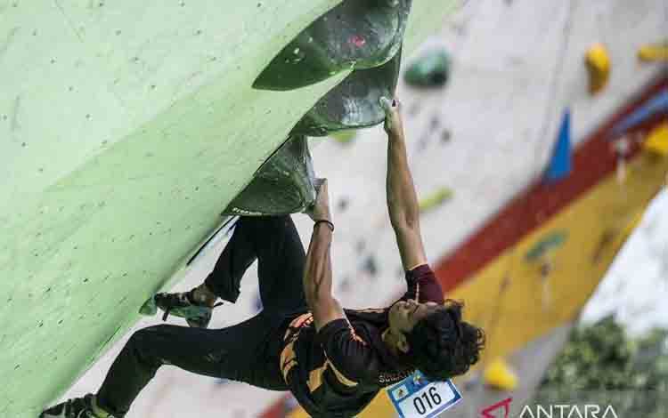 Atlet panjat tebing Sulawesi Barat, Iga Wihantara mengikuti babak kualifikasi boulder perorangan putra Kejuaraan Nasional Panjat Tebing XIX FPTI 2025 di kompleks GOR Jatidiri, Semarang, Jawa Tengah, Kamis (25/11/2025). Kejuaraan nasional yang digelar pada 25-29 November 2025 tersebut diikuti oleh 194 atlet dari 27 provinsi. ANTARA FOTO/Aprillio Akbar/YU