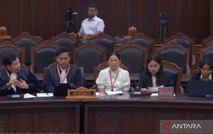 Sidang perdana Perkara Nomor 267/PUU-XXIII/2025 terkait uji materi KUHP dan KUHAP baru di Ruang Sidang Pleno Mahkamah Konstitusi, Jakarta, Jumat (9/1/2026). (ANTARA/Fath Putra Mulya)