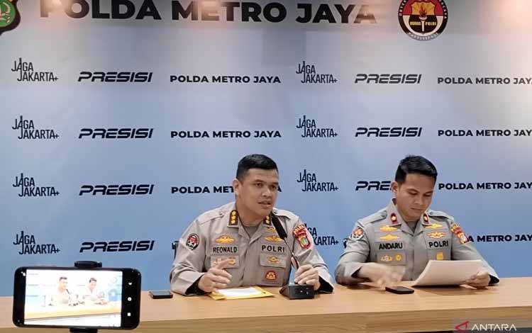 Kasubbid Penmas Polda Metro Jaya Kombes Reonald Simanjuntak (kiri) di Mapolda Metro Jaya, Jumat (9/1/2026). ANTARA/Ilham Kausar
