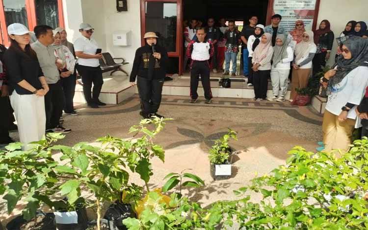Dinas Pendidikan Seruyan Galakkan Tanam Pohon dan Satu Pegawai Wajib Bawa Satu Pohon