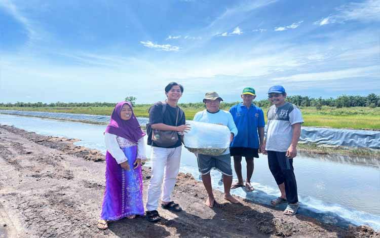 KTH Mawar Bersemi melakukan penebaran perdana 10.000 ekor bibit ikan nila di kolam budidaya.(FOTO: Istimewa)