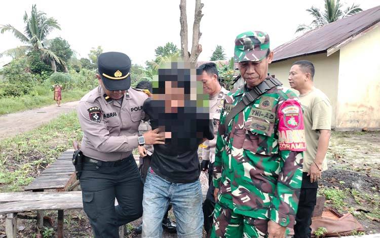 Terduga pelaku pembunuhan di Jalan Raflesia Eddy diamankan Pamapta SPKT Polresta Palangka Raya,?Sabtu, 10 Januari 2026. (Foto : Rokim)