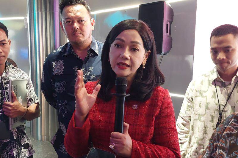 Kepala Eksekutif Pengawas Perilaku Pelaku Usaha Jasa Keuangan, Edukasi, dan Pelindungan Konsumen OJK, Friderica Widyasari Dewi (tengah). ANTARA/Adimas Raditya