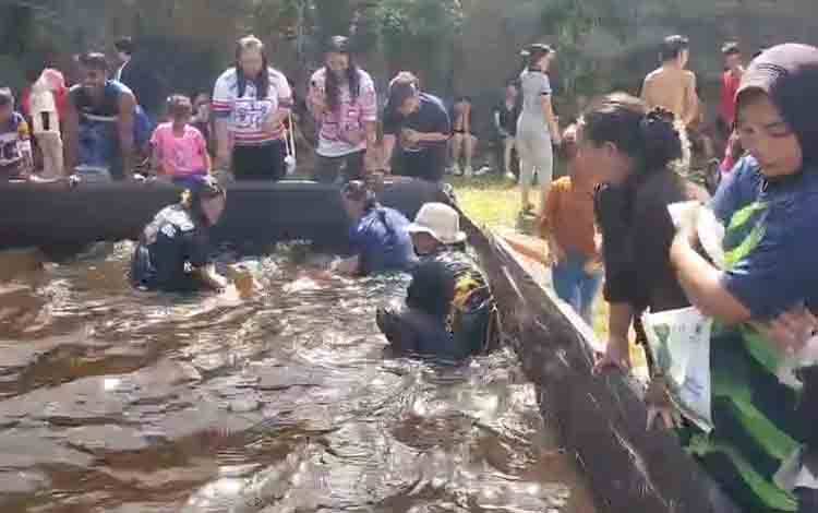 Mangaruhi, Tradisi Tangkap Ikan Suku Dayak yang Mengajarkan Harmoni dengan Alam