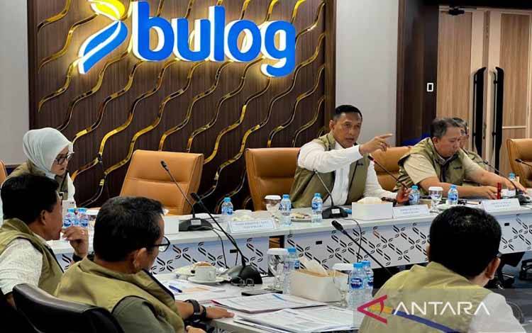 Direktur Utama Perum Bulog Ahmad Rizal Ramdhani (tengah) memimpin Rapat Kerja Nasional bersama seluruh jajaran bertajuk Evaluasi Kinerja 2025 dan Rencana Kerja 2026 di Jakarta, Minggu (11/1/2026). ANTARA/Harianto