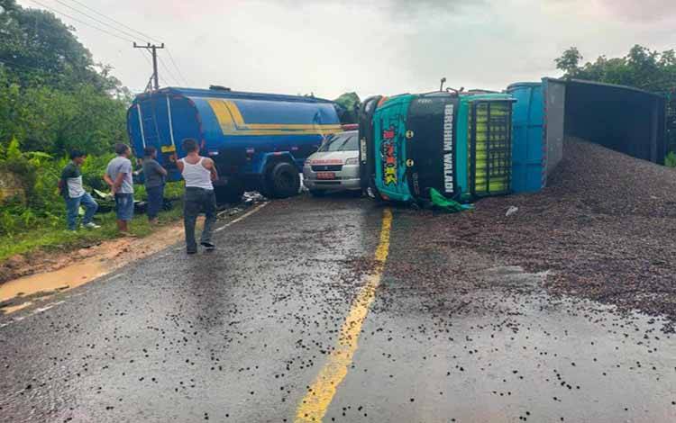 2 Truk Fuso Tabrakan di Trans Kalimantan Kobar
