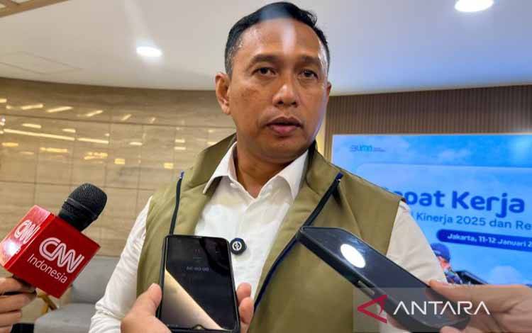 Direktur Utama Perum Bulog Ahmad Rizal Ramdhani menjawab pertanyaan awak media usai di sela memimpin Rapat Kerja Nasional bersama seluruh jajaran bertajuk Evaluasi Kinerja 2025 dan Rencana Kerja 2026 di Jakarta, Minggu (11/1/2026). ANTARA/Harianto