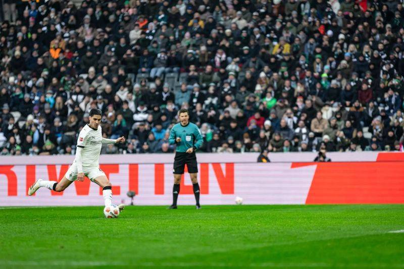 Gol Kevin Diks Bantu Monchengladbach Bantai Augsburg 4-0 di Bundesliga