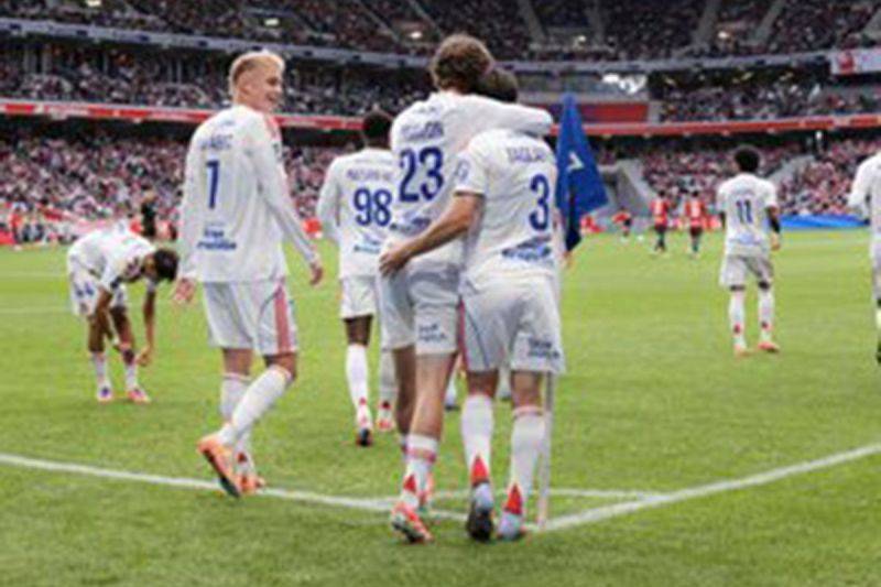 Arsip - Para pemain Lyon berselebrasi setelah tercipta gol ke gawang LOSC Lille saat laga pekan keenam Liga Prancis 2025/2026 di Stadion Pierre-Mauroy, Minggu. Lyon menang tipis 1-0. (ANTARA/X/OL)