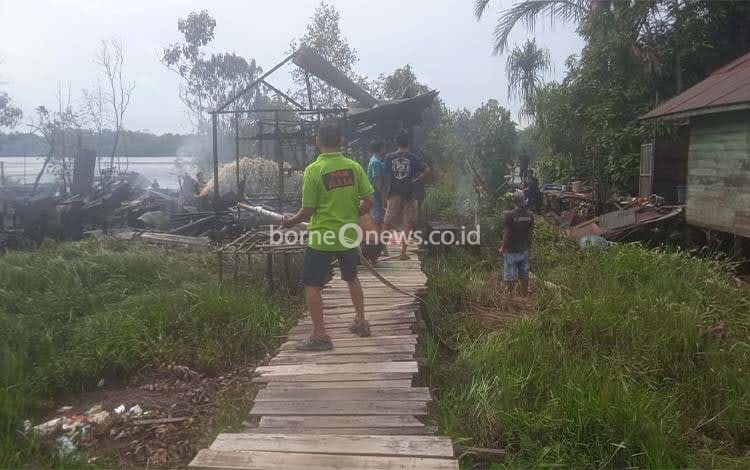 Kebakaran Hanguskan Sejumlah Rumah di Desa Pantai Kapuas Barat