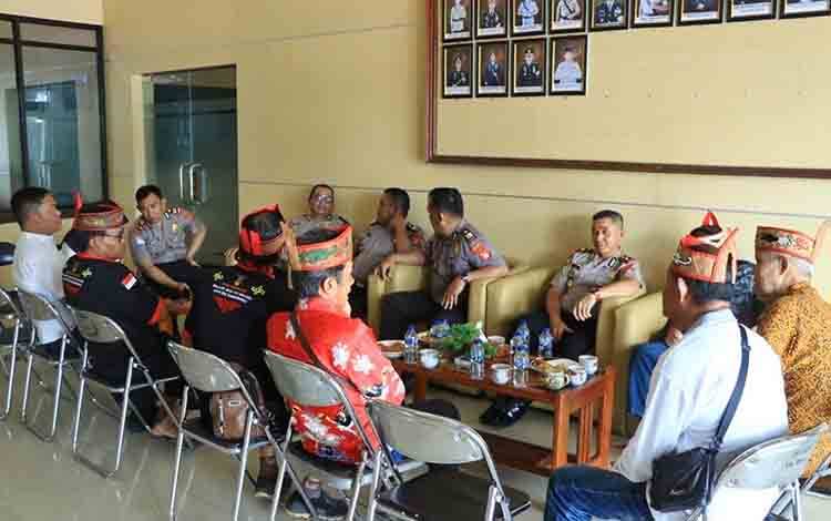 Polres Seruyan Gelar Coffee Morning Bersama Tokoh Adat Perkuat Sinergi Jaga Kamtibmas