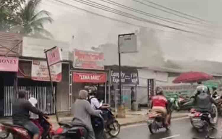Toko Laundry di Landasan Ulin Banjarbaru Terbakar