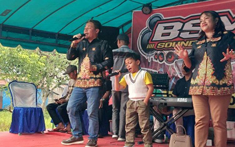 Bocah 7 Tahun asal Katingan Pukau Tamu Undangan Pernikahan Lewat "Pangeran Dangdut"