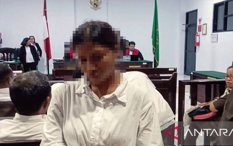 Terdakwa pembunuh anak yang baru dilahirkan di hutan Negeri Hulaliw, Kecamatan Pulau Haruku, Kabupaten Maluku Tengah hendak meninggalkan ruang sidang usai menjalani sidang perdana di PN Ambon pada Senin, (12/1/2026). Terdakwa Welmince Berahi didakwa melanggar Pasal 80 UU Nomor 35 Tahun 2014 tentang perubahan atas UU Nomor 23 Tahun 2002 tentang Perlindungan Anak. (ANTARA/Daniel Leonard) (daniel leonard)
