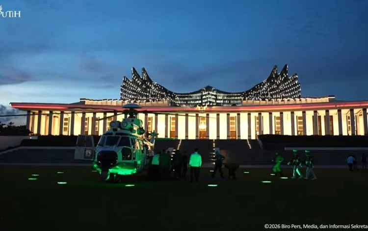 Helikopter Super Puma yang membawa Presiden Prabowo Subianto beserta rombongan tiba di helipad Istana Negara IKN, Kabupaten Penajam Paser Utara, Kalimantan Timur, pada Senin (12/1/2026) petang. (ANTARA/HO-Sekretariat Presiden)