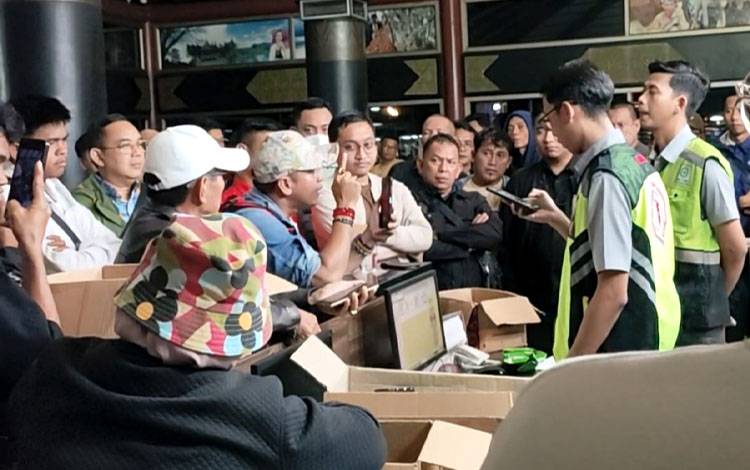 Ratusan Penumpang dari Palangka Raya Protes Delay Penerbangan di Soekarno-Hatta
