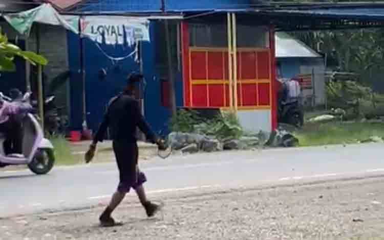 Terduga ODGJ yang berkeliaran di Jalan Trans Kalimantan Km. 1 Basarang, Selasa, 13 Januari 2026. (FOTO: IST)
